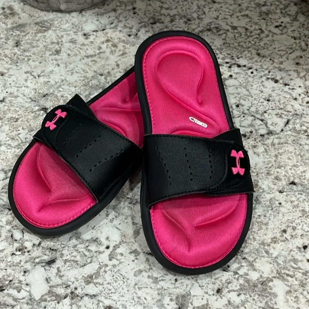 Under Armour Kids size 2  Black and Pink Slide Sandals Worn very little